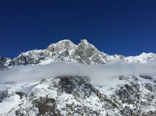 Foto Paesaggio montagna nevicare inverno