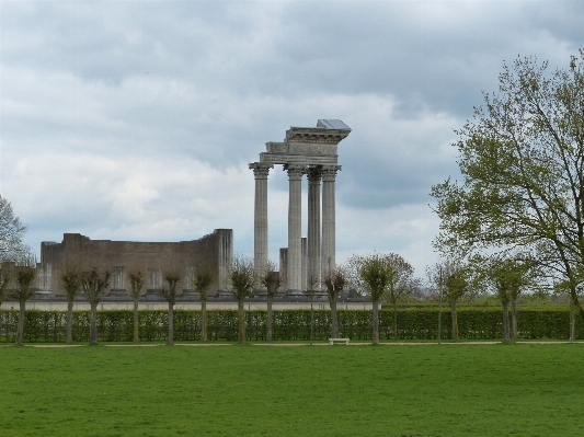 Foto Struktur monumen bepergian kolom