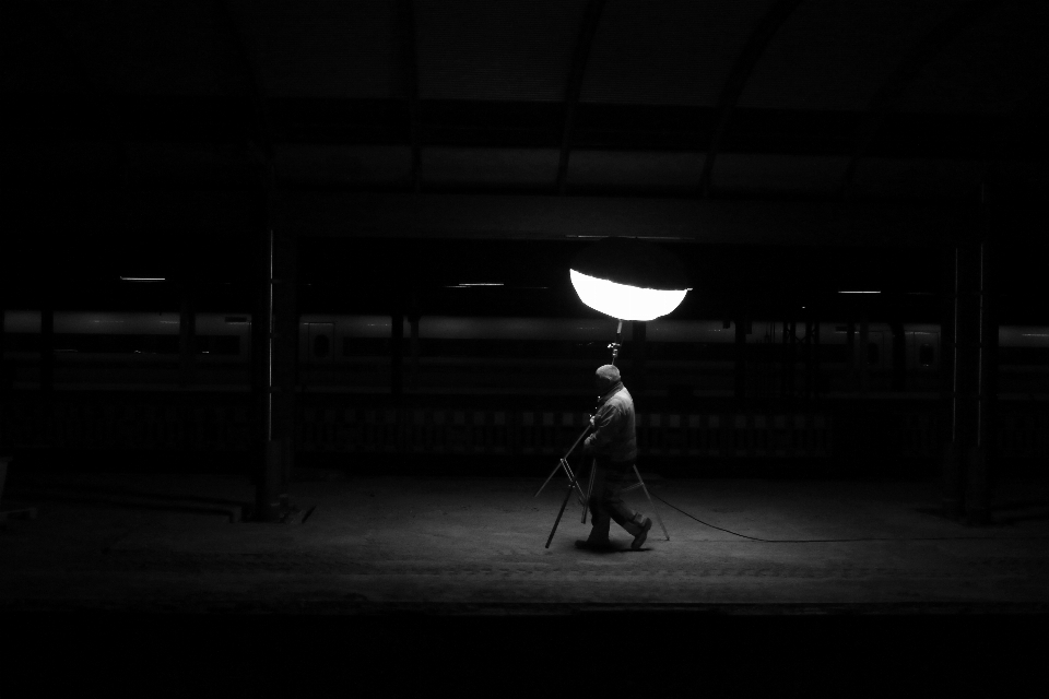 Luz preto e branco
 estrada de ferro branco