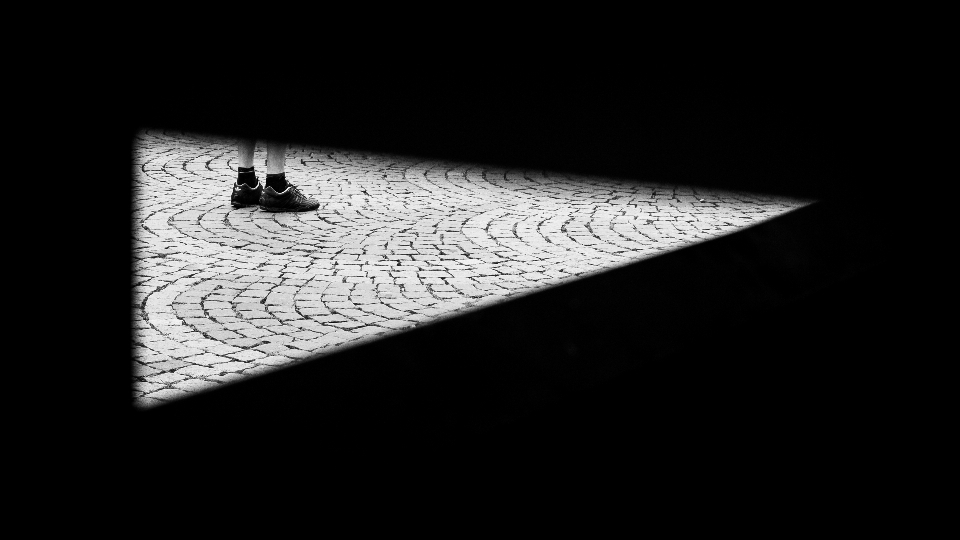 Homme aile lumière noir et blanc
