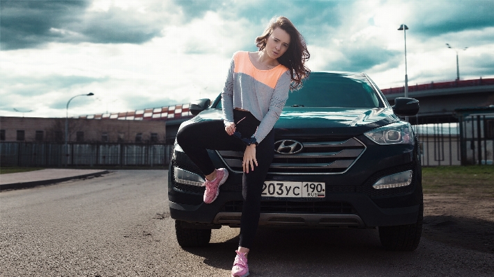 Foto Ragazza donna ponte auto