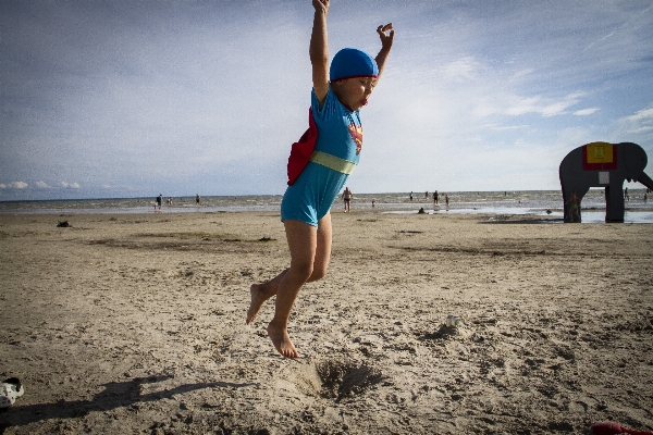 Foto Pantai laut pasir orang