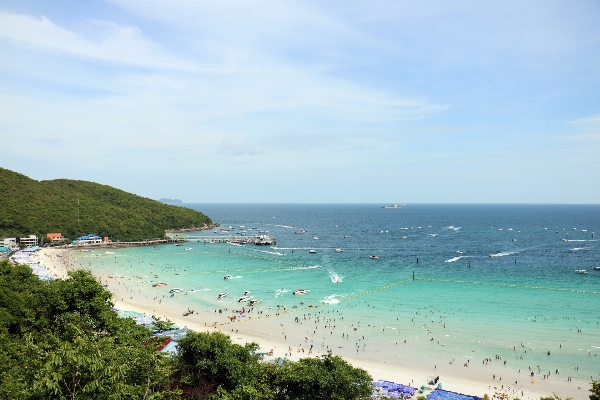 Foto Pantai laut pesisir pasir