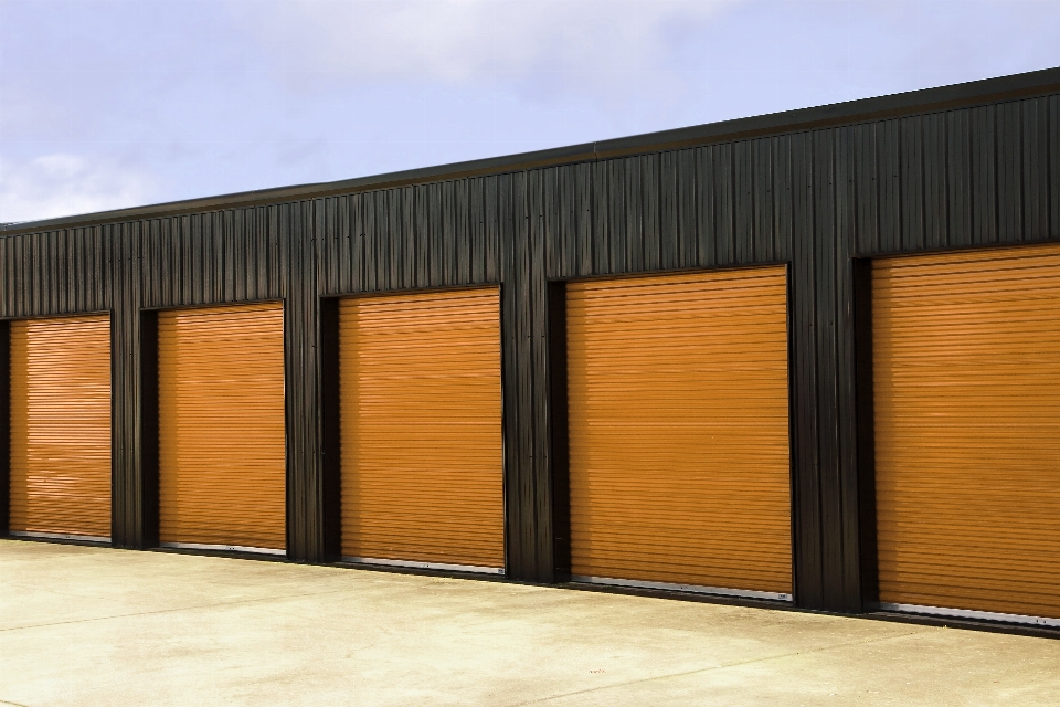 Bois hangar orange géométrique