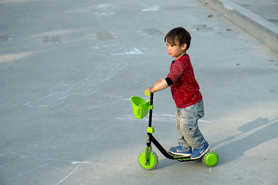 Draussen sport spielen junge