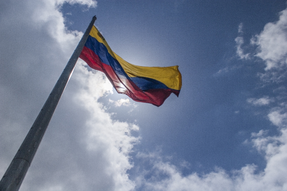 Céu vento bandeira azul