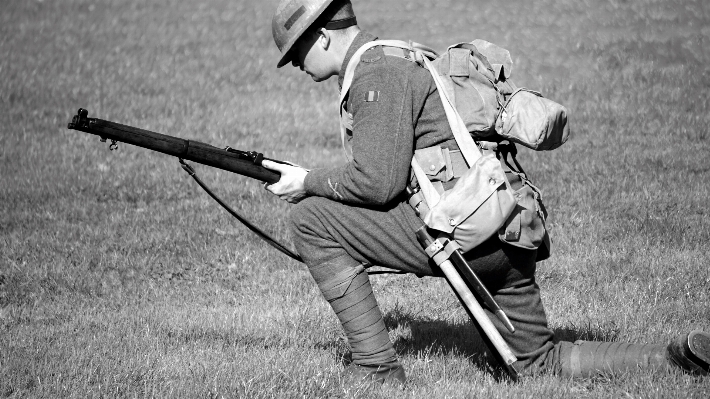 男 黒と白
 軍隊 立っている 写真