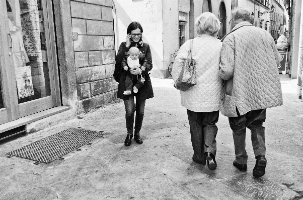 Foto Persona bianco e nero
 persone strada