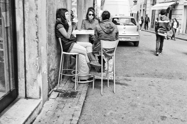 Foto Persona bianco e nero
 persone strada