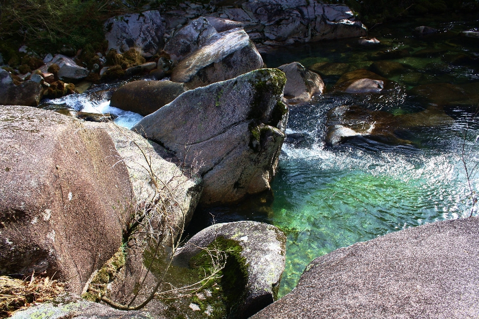 Air rock terjun gurun
