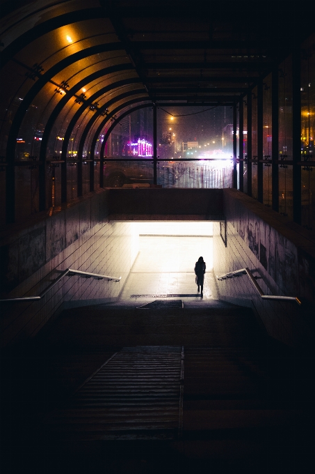 Silhouette lumière rue nuit