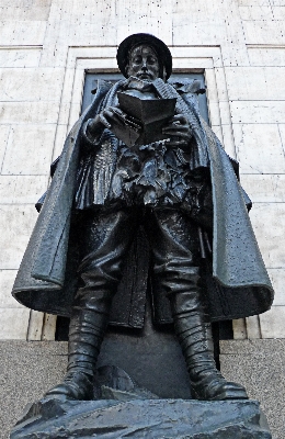 Reading monument military statue Photo