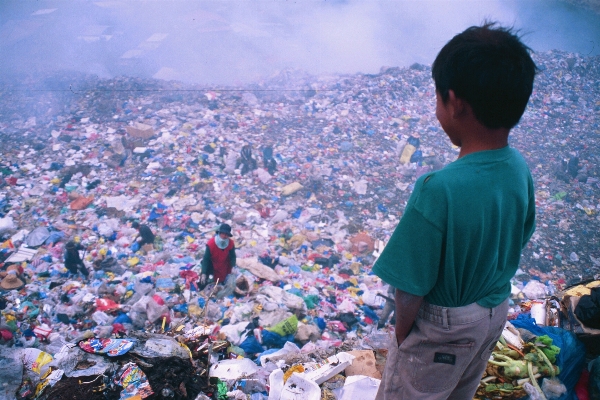 Foto Persone fiore discarica
 progetto della croce rossa
