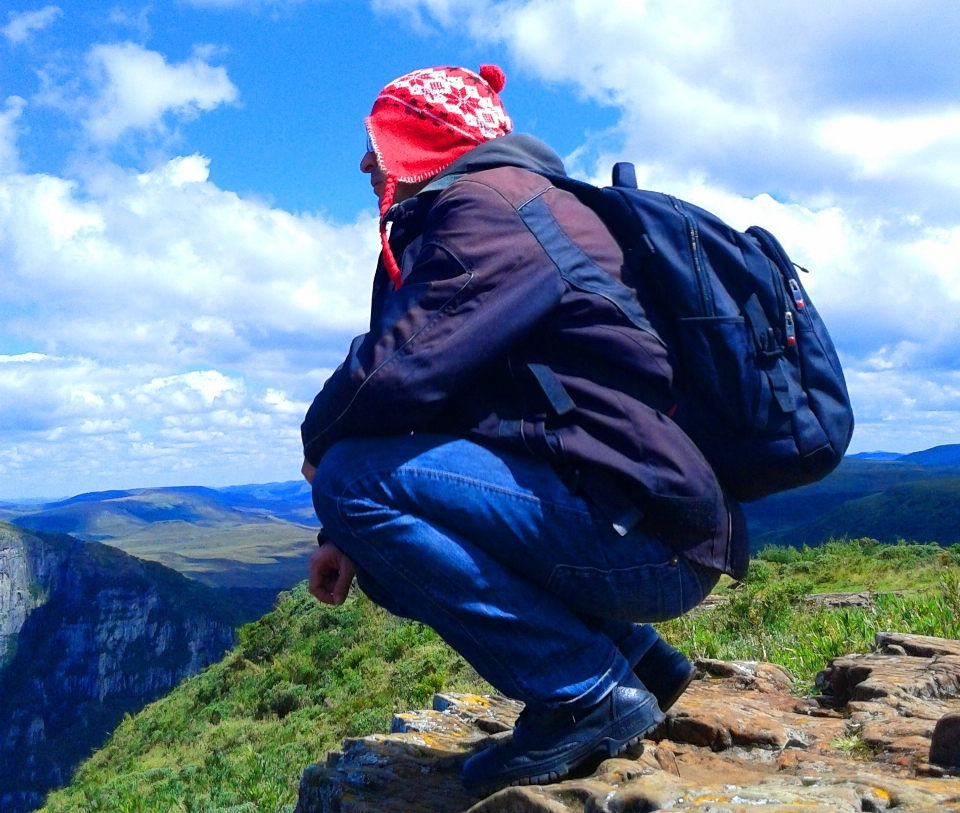 Hombre caminando montaña senderismo
