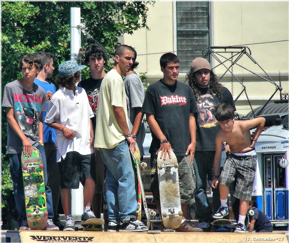 Pessoas esporte patim cidade