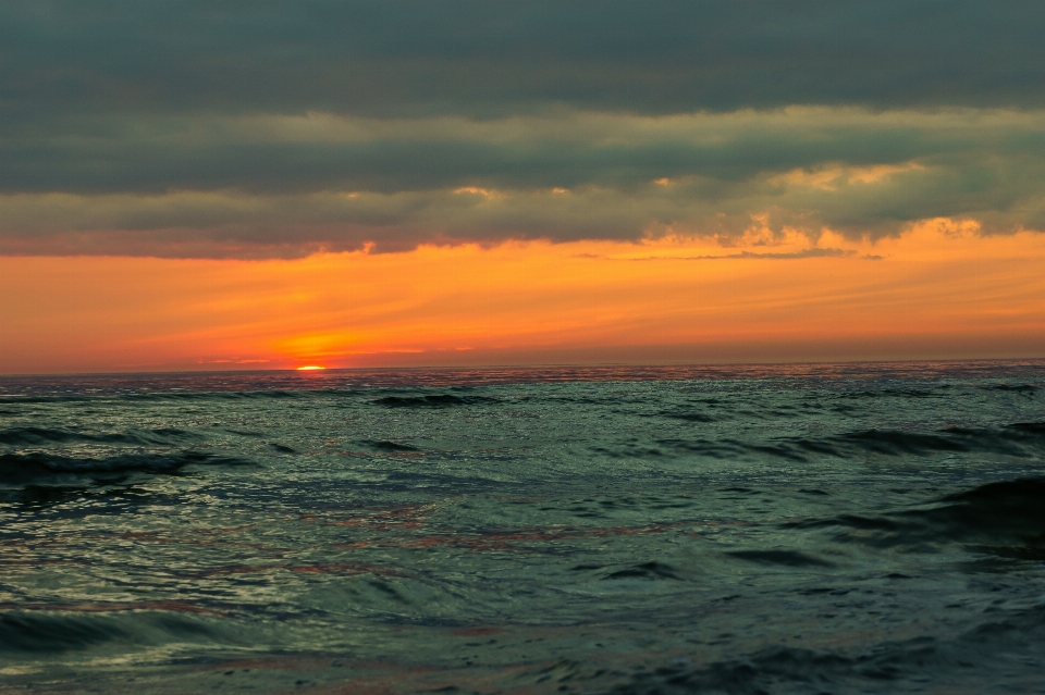 Pantai laut pesisir air