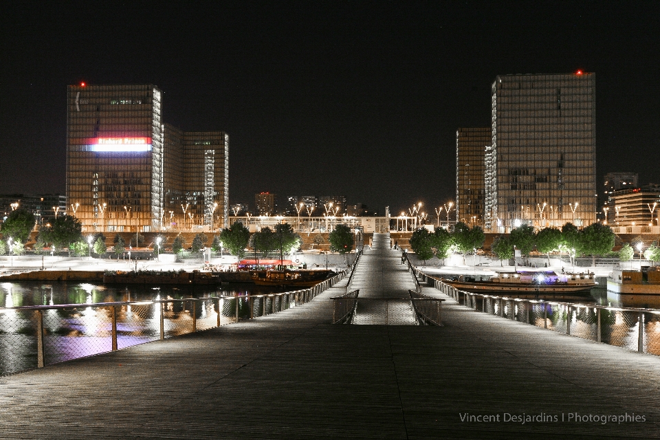 Dock ufuk çizgisi gece şehir