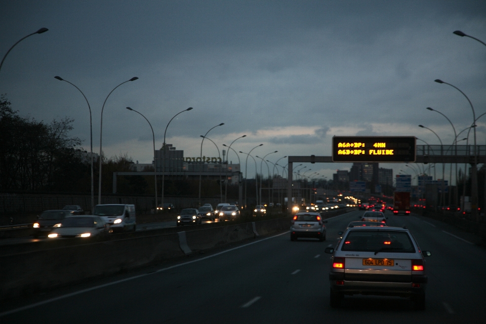 Lampu jalan lalu lintas malam