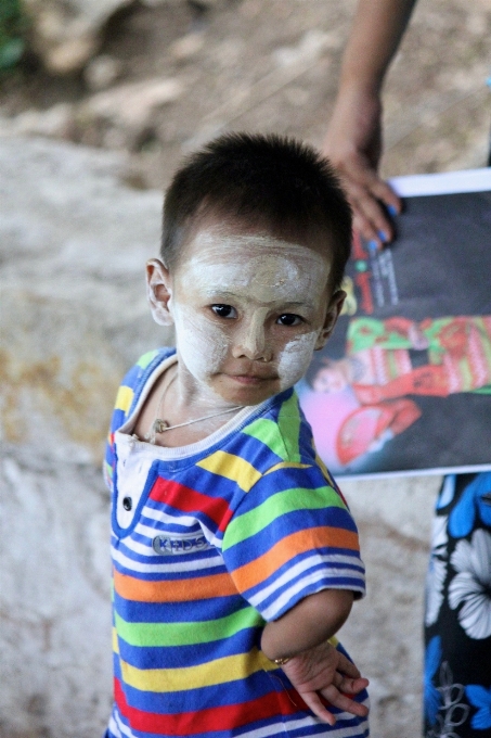 Orang rakyat bermain anak laki-laki