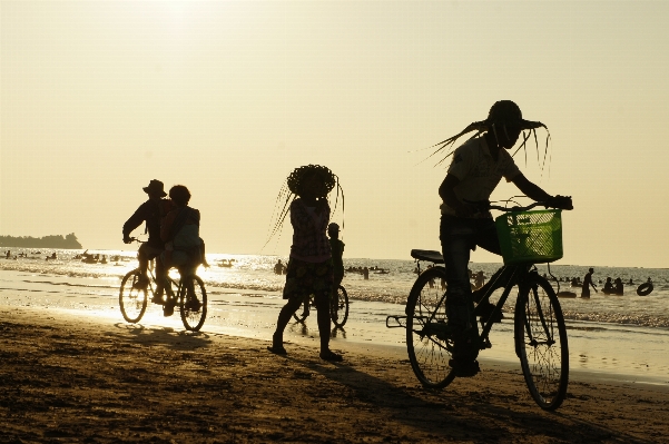 Foto Pantai air bayangan hitam bermain