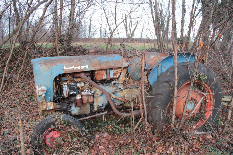 Pista tractor viejo transporte