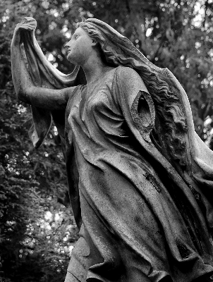 Foto Bianco e nero
 donna monumento statua