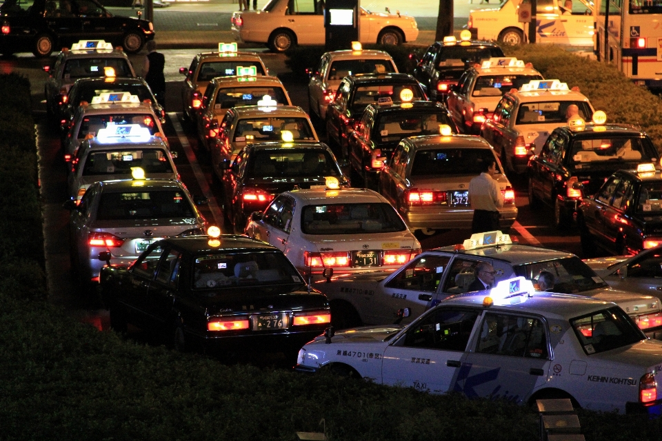 ライト 渋滞 街 車