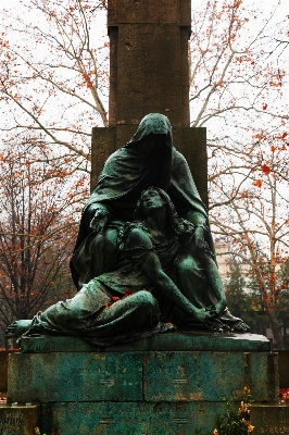 Foto Wanita batu monumen patung