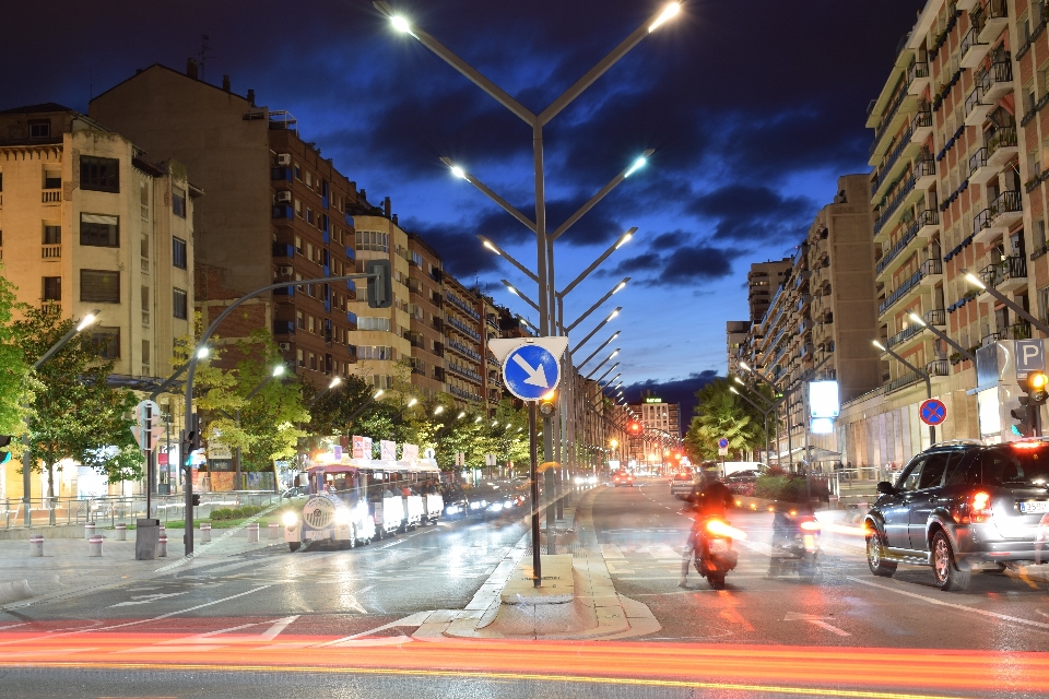 Peatonal camino tráfico calle