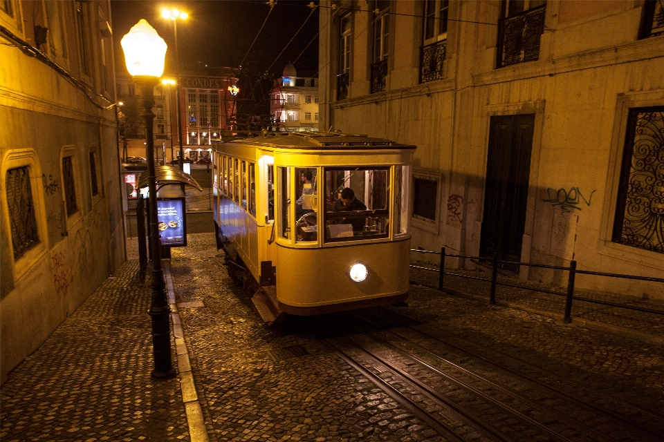 Strada notte tram trasporto