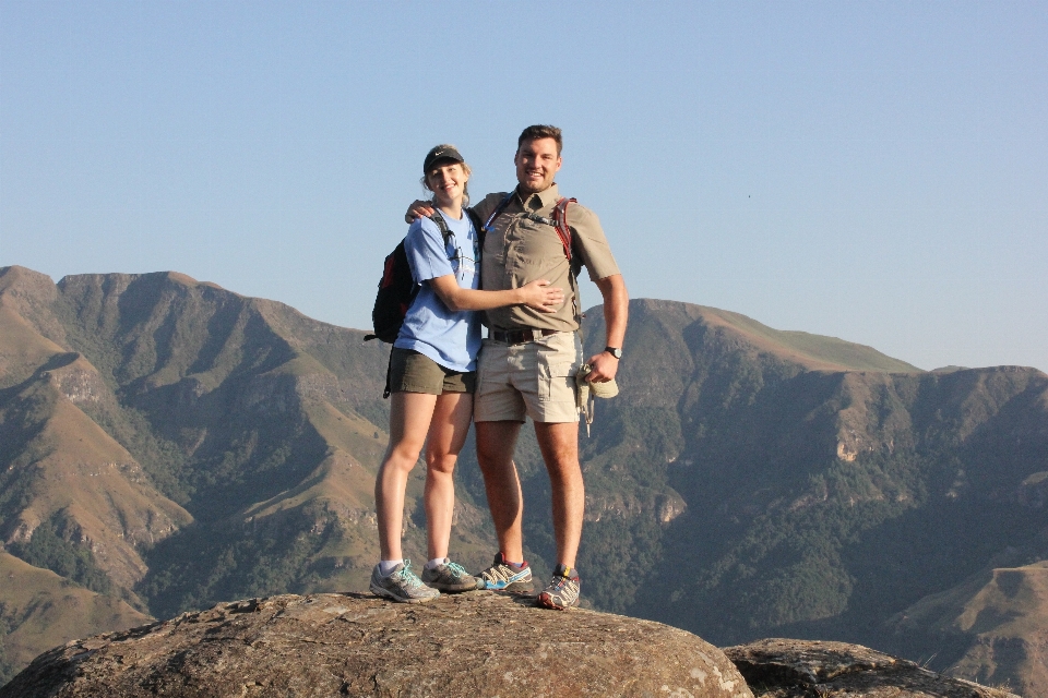 Caminando montaña mujer senderismo
