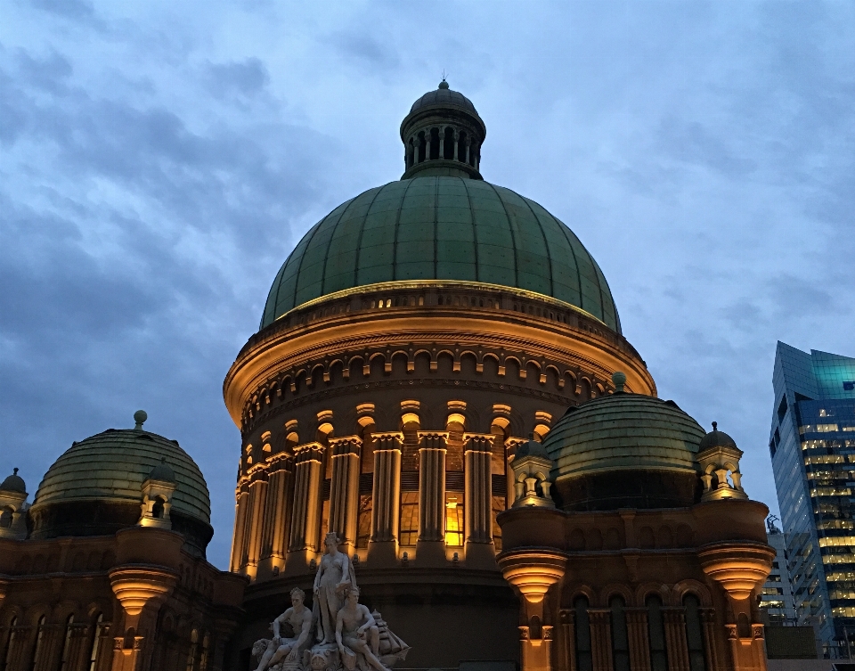 Bangunan kota batu pasir
 senja