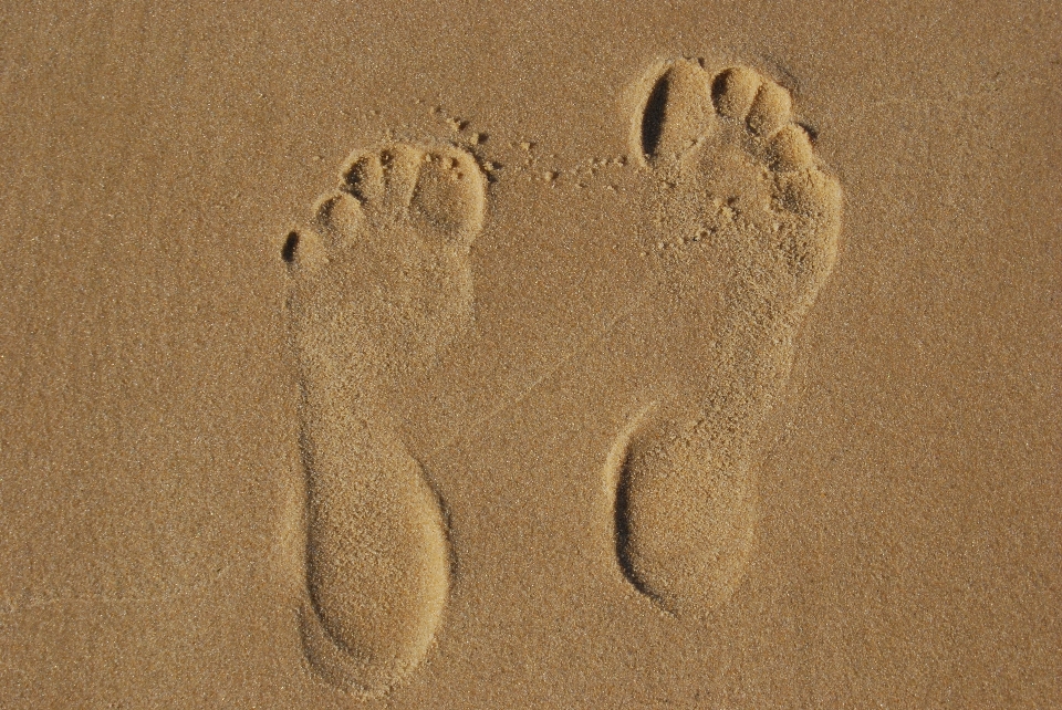 Mano spiaggia sabbia orma