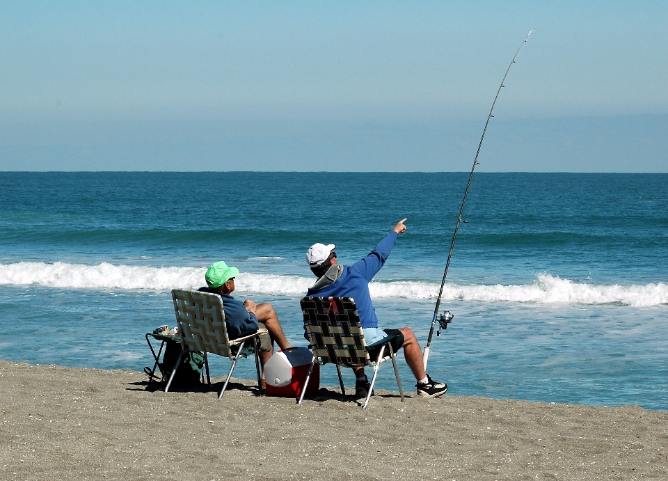 Uomo spiaggia paesaggio mare