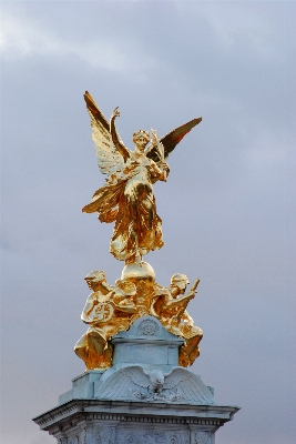 Foto Monumen patung keemasan emas