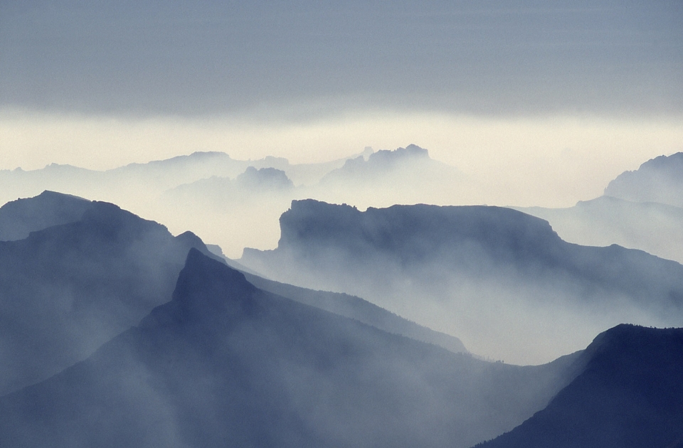 Paesaggio montagna nevicare nube