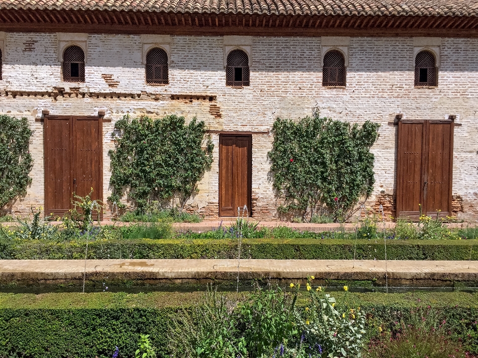 Agua cerca casa edificio