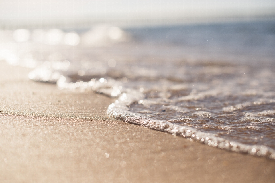 Mano spiaggia mare acqua