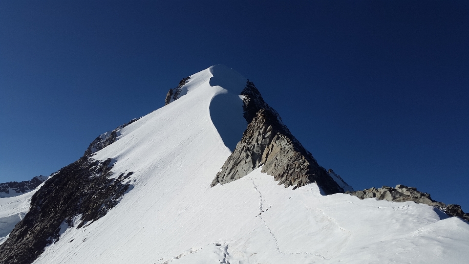 Montaña nieve invierno aventura