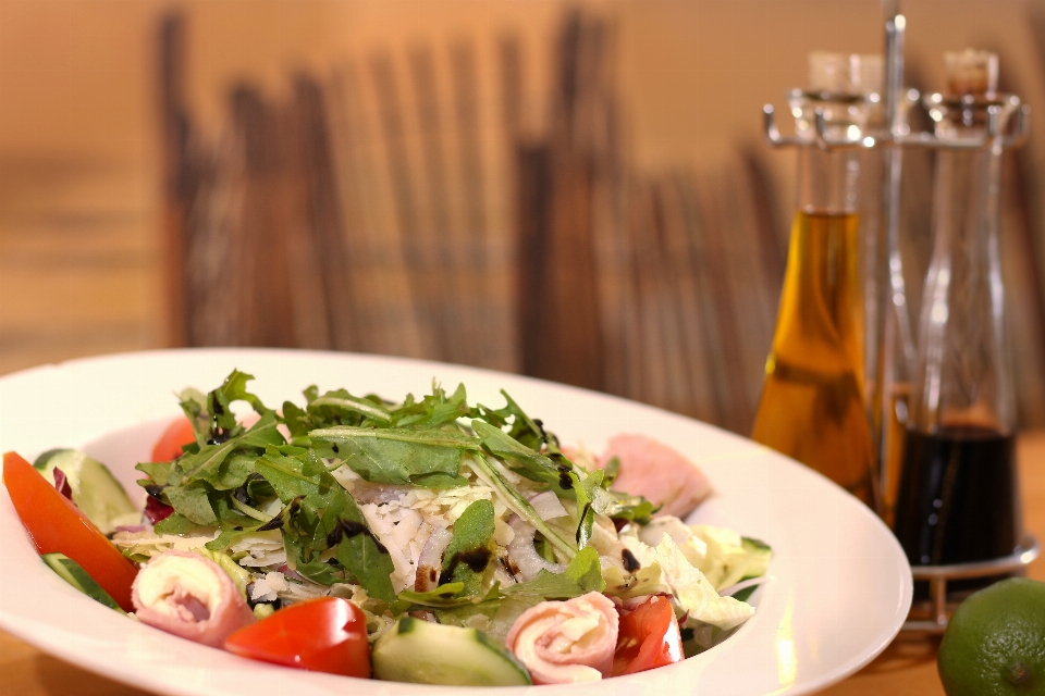 Restoran piring makanan salad