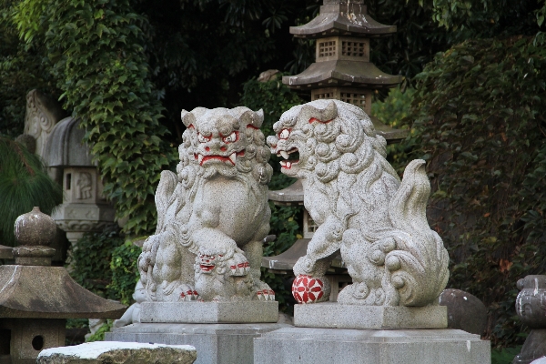 Flower dog monument statue Photo