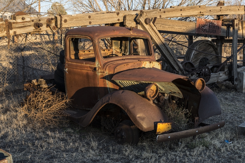 Tráfico auto viejo jeep