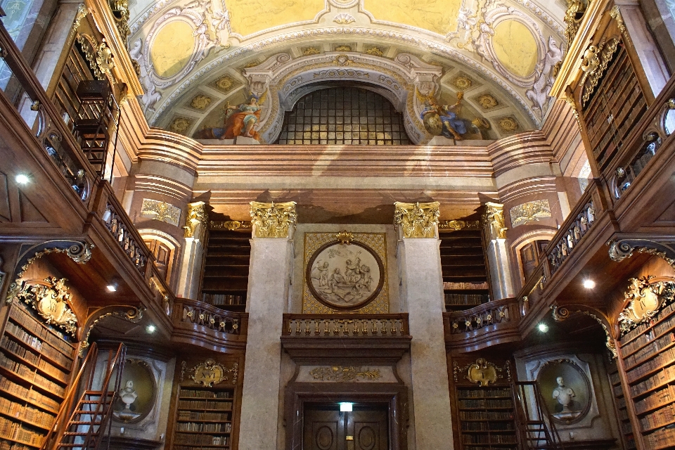 Libro antiguo edificio monumento