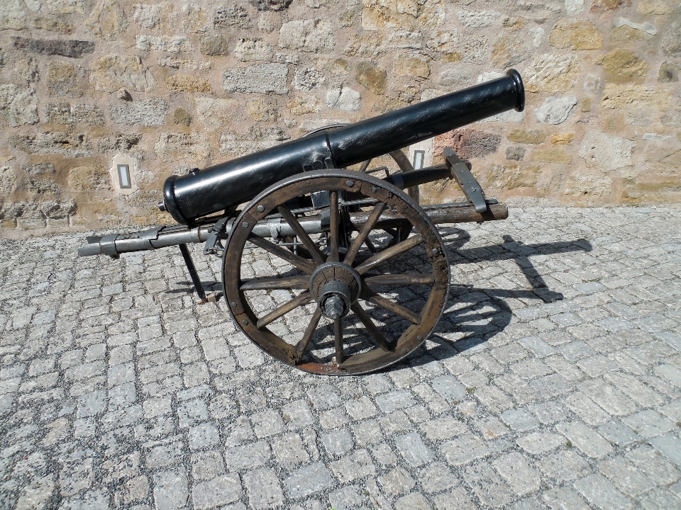 Roue chariot vieux véhicule