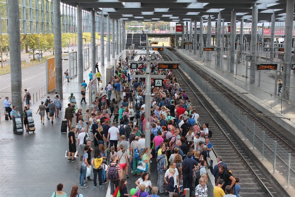 Foto Bangunan kerumunan mengangkut platform