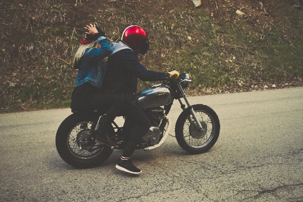 Foto Uomo persona auto bicicletta