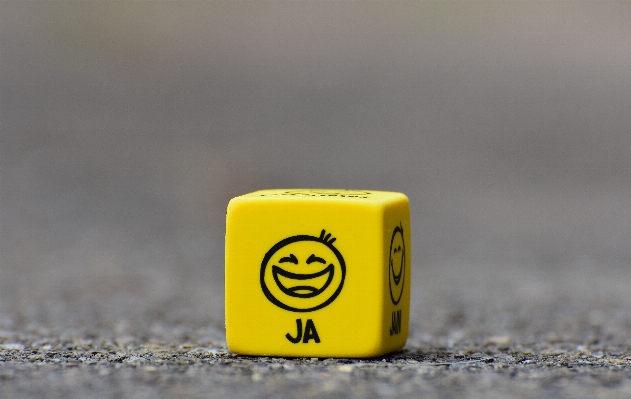 Photo Nombre jaune sourire jeu de plateau
