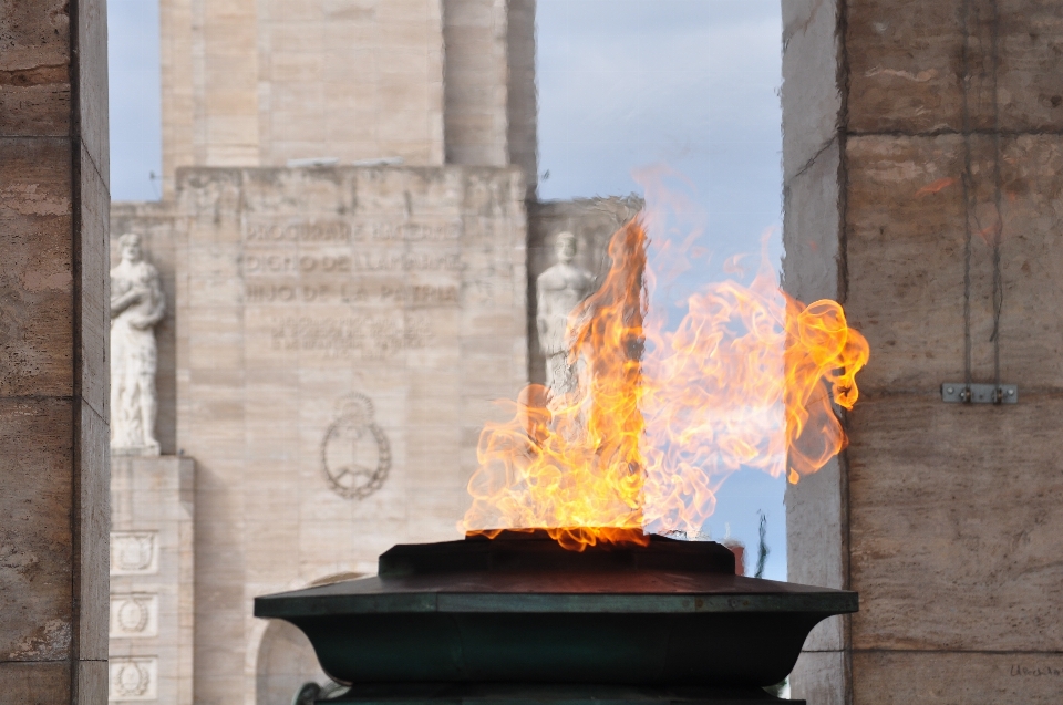 Monumento bandiera fuoco camino