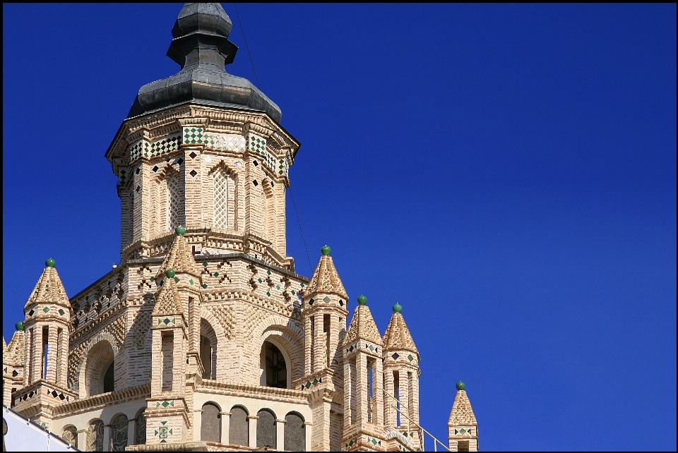 Edificio torre punto de referencia iglesia