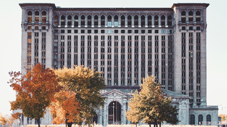 Edificio palazzo grattacielo centro
